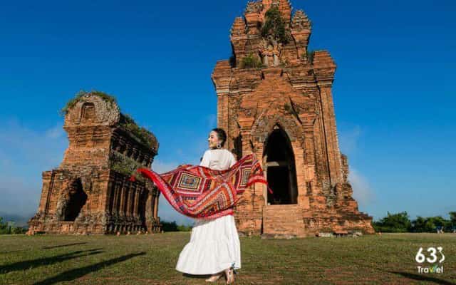 Tháp Bánh Ít (Tháp Bạc)