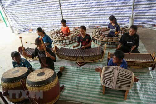 Các em nhỏ luyện tập trên dàn nhạc Ngũ âm tại chùa Kà Ốt