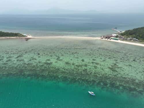 连接鹗鸟岛（Hon Ó）和乌鸦岛（Hon Quạ）的海洋中央白沙滩。摄影：郑明大英