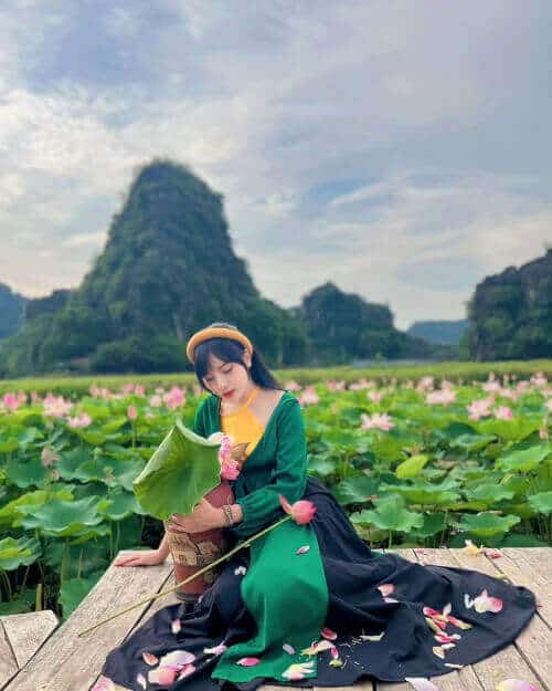 Nhiều du khách đến Ninh Bình để chụp ảnh với mùa sen. Ảnh: Huong Nguyen, Luyện Thanh Dung.
