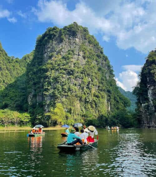 Ngồi thuyền dạo Tràng An là trải nghiệm không thể bỏ qua. Ảnh: @galsgoglobal_, Phàng Nhật Vân Anh.