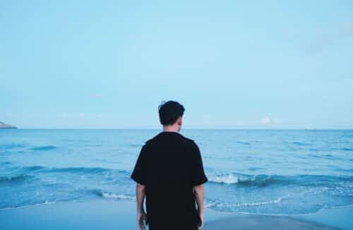 Tắm biển Mũi Né là hoạt động không thể bỏ qua khi đến Phan Thiết