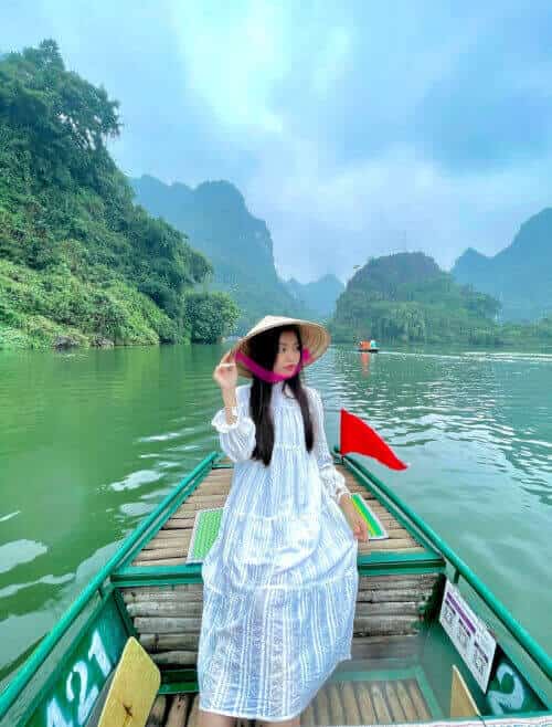 Ngồi thuyền dạo Tràng An là trải nghiệm không thể bỏ qua. Ảnh: @galsgoglobal_, Phàng Nhật Vân Anh.