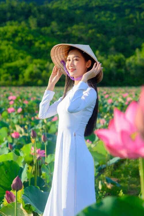 관광객들이 체크인을 위해 Tra Ly 연꽃 연못에 왔습니다