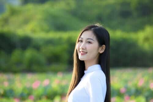 관광객들이 체크인을 위해 Tra Ly 연꽃 연못에 왔습니다