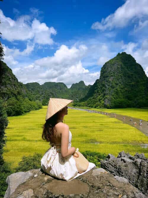 Tam Cốc và phố cổ Hoa Lư được nhiều du khách ghé thăm. Ảnh: Minh Thu, @louisdiep_.