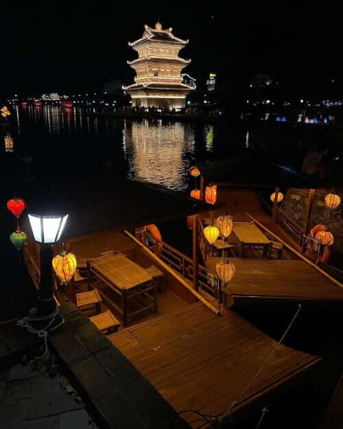 Tam Cốc và phố cổ Hoa Lư được nhiều du khách ghé thăm. Ảnh: Minh Thu, @louisdiep_.