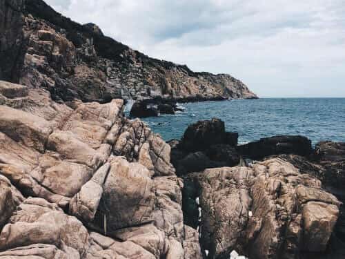 绵延的岩石海岸,面向宁顺石公园的深蓝色海洋