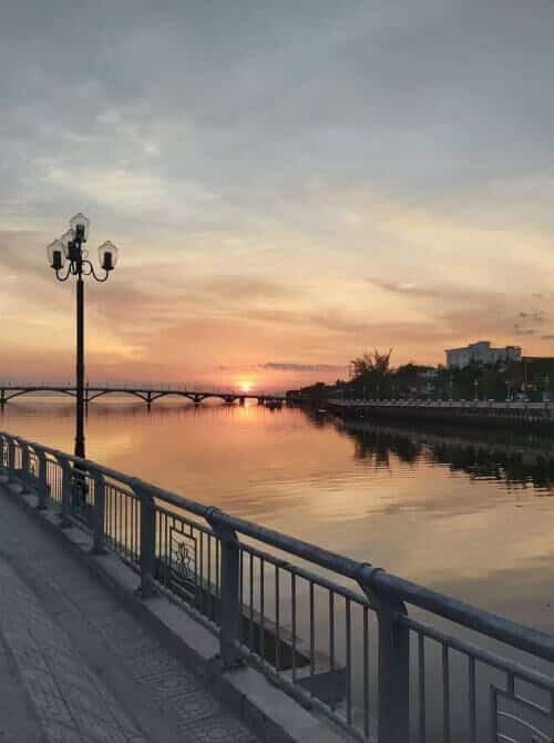 Những tia nắng cuối cùng của ngày lúc nằm một nửa trên mặt biển Rạch Giá