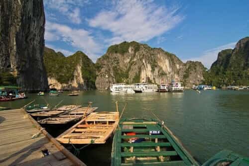 瓜万渔村的浮动房屋与平静水域