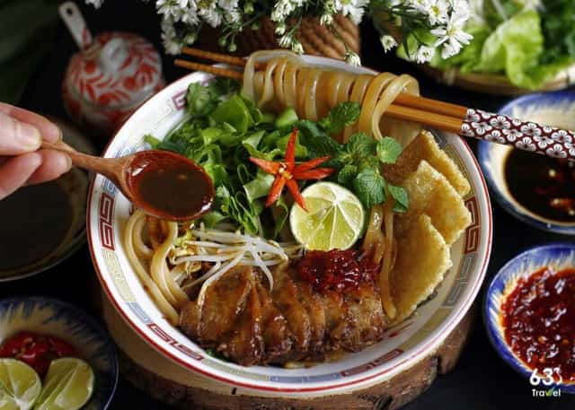 会安特色米粉(Cao lầu)