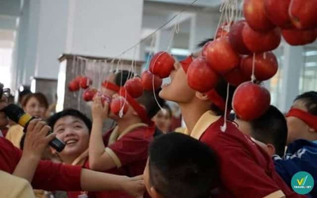Bịt mắt ăn quả trên dây