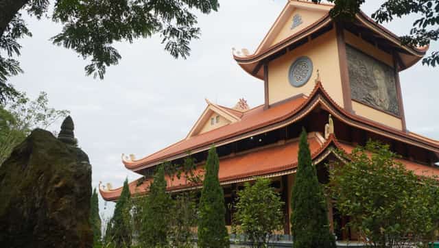 Toàn cảnh Thiền Viện Trúc Lâm Tuệ Đức giữa núi rừng