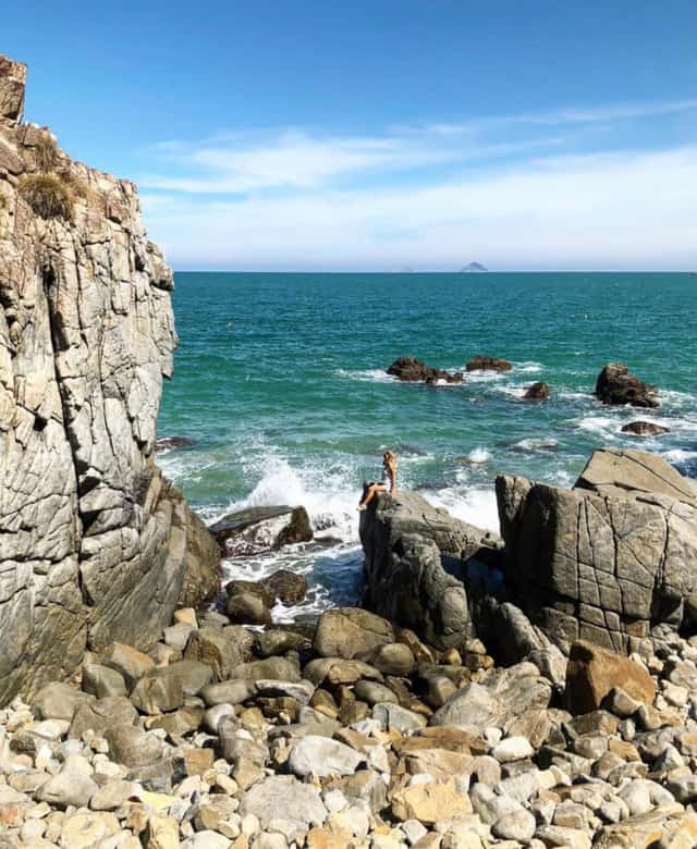 座って海を眺めていると、人々は徐々に岩に溶け込んでいきます。