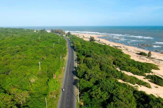 Located just over 100km from Ho Chi Minh City, Xuyên Mộc District in Bà Rịa - Vũng Tàu province is a renowned eco-tourism destination in the Southeast, where forests, mountains, and sea merge to create a stunning natural panorama.