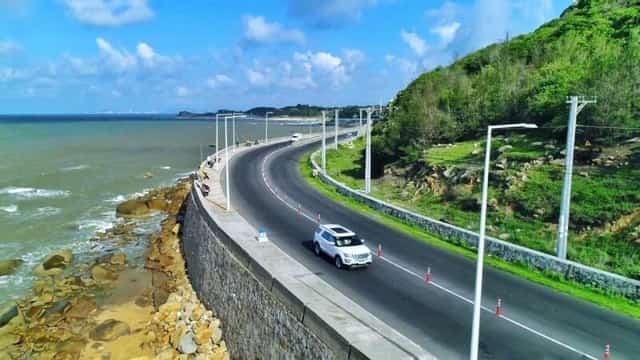 Located just over 100km from Ho Chi Minh City, Xuyên Mộc District in Bà Rịa - Vũng Tàu province is a renowned eco-tourism destination in the Southeast, where forests, mountains, and sea merge to create a stunning natural panorama.