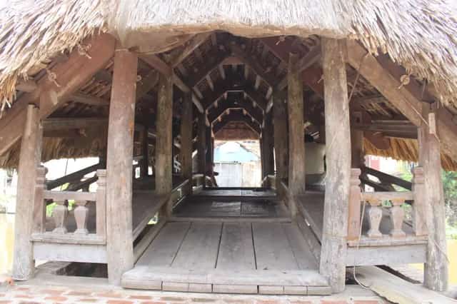 沿桥壁弯曲的木质长凳，供旅客驻足休憩。