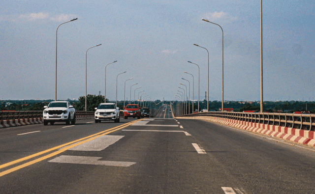 Hình ảnh các phương tiện lưu thông trên cầu