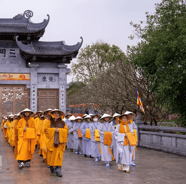 Students from Thua Thien Hue Buddhist Intermediate School come to practice, and visitors from all directions come to admire the scenery at Bai Dinh Pagoda