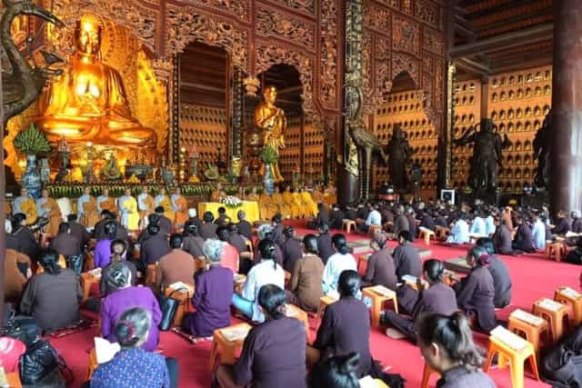 On the first day of the lunar month, hundreds of monks, nuns, and Buddhists, along with Most Venerable Thich Minh Quang, chant sutras in the Tam The Hall of Bai Dinh Pagoda