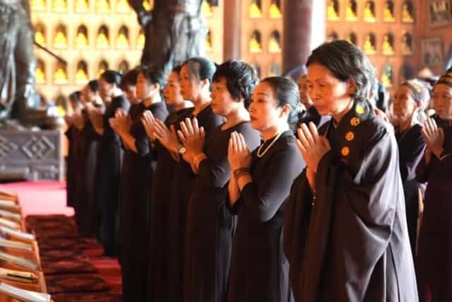 A large number of monks, nuns, and Buddhists chant sutras together during the Ngũ B&aacute;ch Danh Ceremony to celebrate the day of Avalokiteshvara Bodhisattva at Bai Dinh Pagoda
