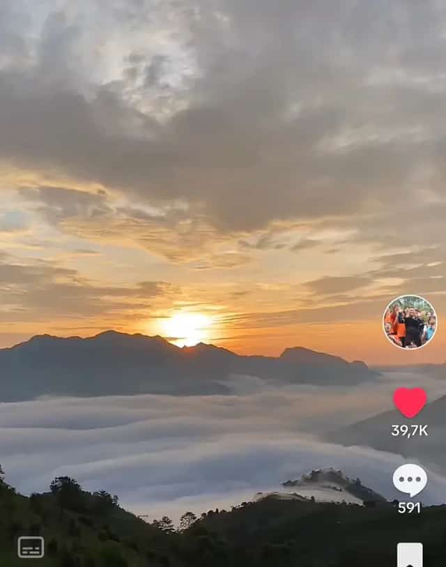 The cloud-kissed village of Phình Hồ