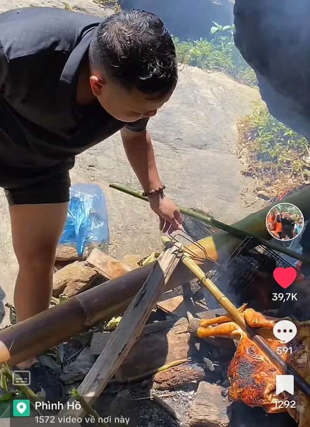 Visitors are treated to local specialties like grilled chicken and grilled pork, prepared by indigenous villagers