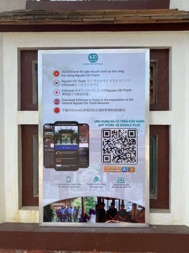 박물관 외부에는 방문객들이 QR 스캔을 위해 앱을 다운로드하도록 안내하는 표지판이 있습니다.