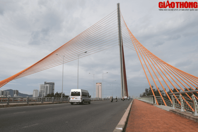 The unique Trần Thị Lý Bridge spanning the Han River in Da Nang