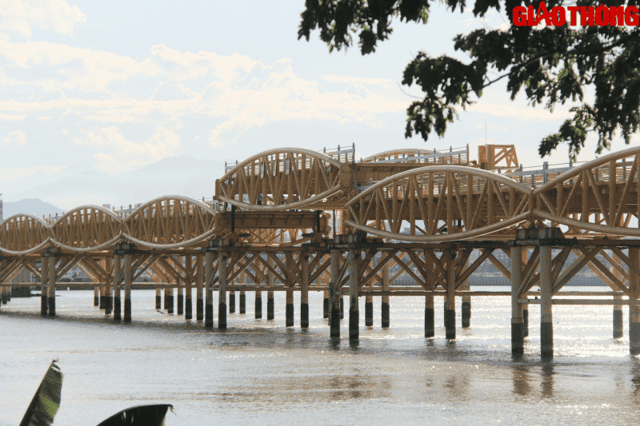 The unique Nguyễn Văn Trỗi Bridge spanning the Han River in Da Nang