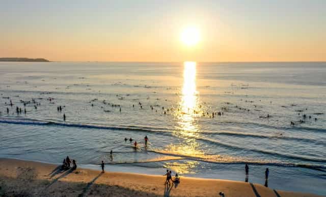 ミーケービーチで海水浴をしながら美しい一日を迎える