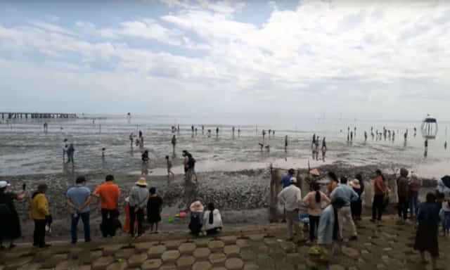 Biển Tân Thành - biển khó tắm nhưng vẫn đông du khách đến du lịch