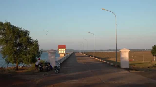 Kr&ocirc;ng Buk Hạ Dam has a storage capacity of nearly 110 million cubic meters of water.