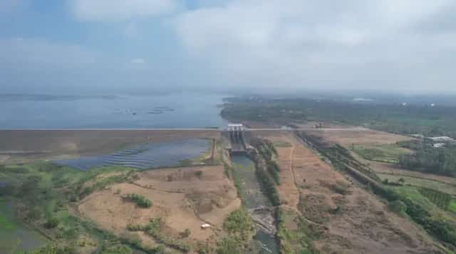 In addition to flood prevention in the downstream area and aquaculture, this reservoir also improves the environmental landscape for Kr&ocirc;ng Pắc District.