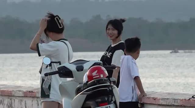 Stop at Kr&ocirc;ng Buk Hạ Dam to take pictures.