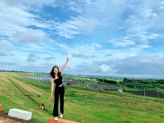 Every day, Kr&ocirc;ng Buk Hạ Dam welcomes hundreds of visitors who come to check in and capture beautiful photos.