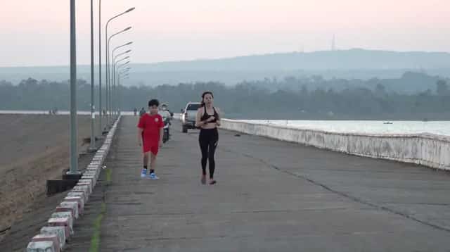According to Ph&aacute;p luật TP.HCM, many families bring their young children to the dam for walks and exercise.