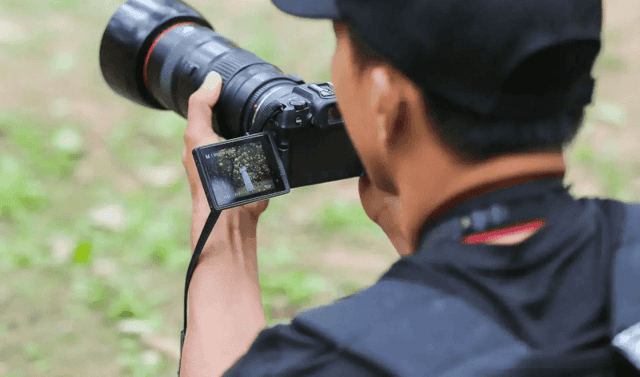 According to visitors, the cost for a satisfactory photoshoot, including makeup, photographer rental, and costumes, ranges from 1 to 1.5 million VND