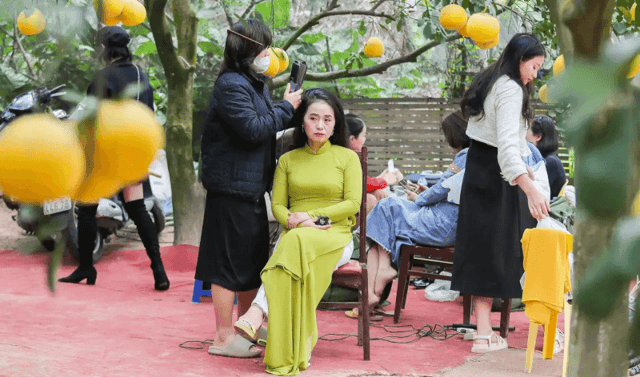 In recent years, the number of people coming to photograph the pomelo garden has steadily increased, with over a hundred visitors on some days
