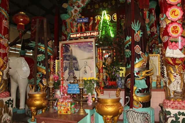 宝山寺内的一处佛龛或供奉区域，展示独特布置