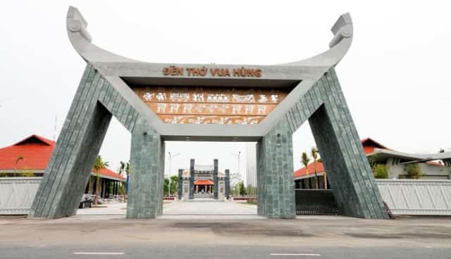 Đền thờ Vua Hùng tọa lạc đường Võ Văn Kiệt, gần sân bay quốc tế Cần Thơ