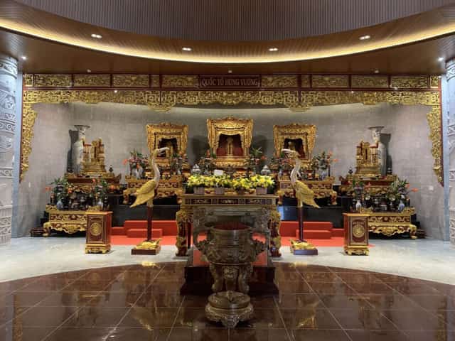 Gian chính của đền thờ là nơi thờ các vị Tổ phụ Lạc Long Quân, Tổ mẫu Âu Cơ, Lạc hầu, Lạc tướng