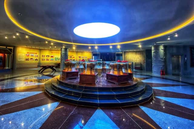 Tại khu vực tầng trệt có trưng bày nhiều tư liệu, hình ảnh, hiện vật mang ý nghĩa văn hóa và lịch sử quan trọng