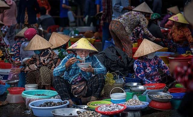 Chợ họp từ đêm đến 10h sáng