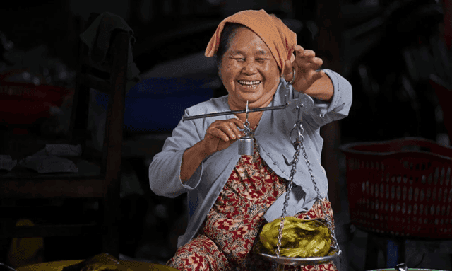 Tiểu thương buôn bán những mặt hàng nông sản, tôm cá do mình trồng, đánh bắt được