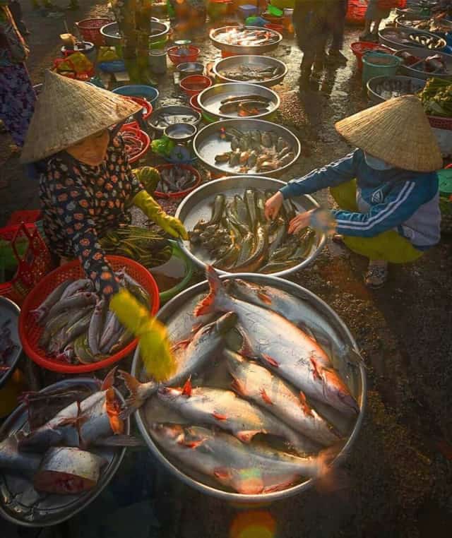 Tiểu thương buôn bán những mặt hàng nông sản, tôm cá do mình trồng, đánh bắt được