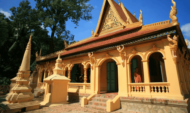 The pagoda is set within a spacious 4-hectare compound, built in the typical architectural style of Southern Khmer Buddhism.