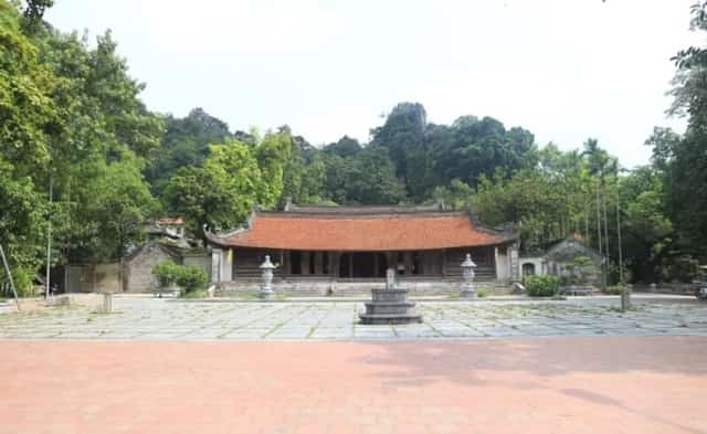 Lễ hội chùa Thầy bao gồm hai phần, phần nghi lễ và các diễn xướng dân gian