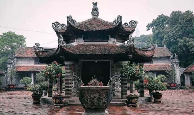 The pagoda was built during the reign of King Ly Anh Tong (1138-1175).