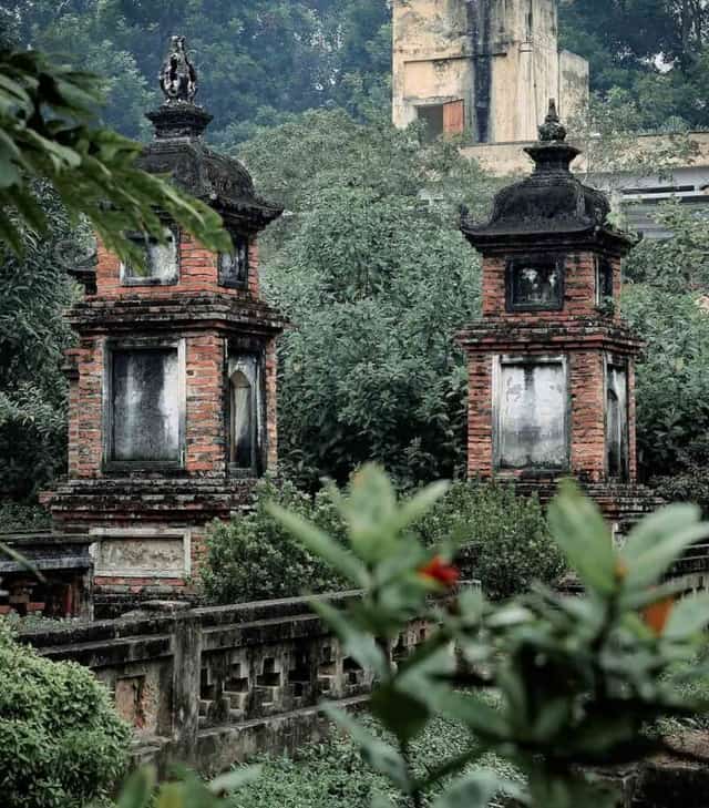 Its tranquil and peaceful atmosphere is created by the harmonious blend of the pagoda's architectural structures with the natural landscape, gardens, and the shade of ancient trees.